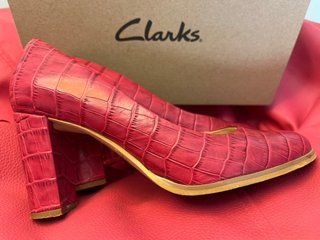 Zapatos Clarks Anchos T.38 Fucsia