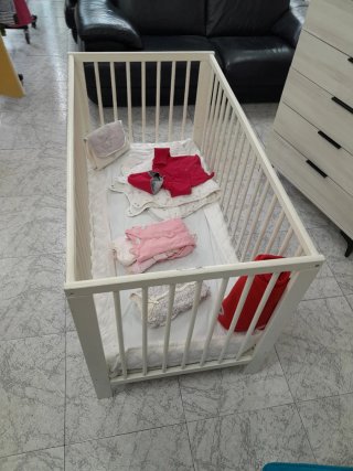 Cuna de bebé blanca y colchón