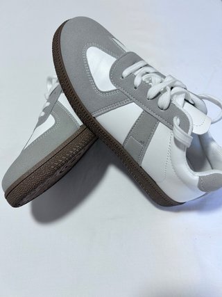 Zapatillas deportivas grises y blancas