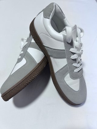 Zapatillas deportivas grises y blancas