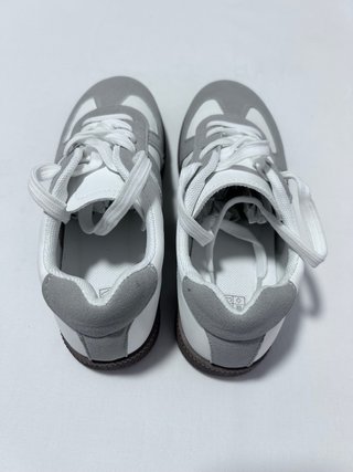 Zapatillas deportivas grises y blancas