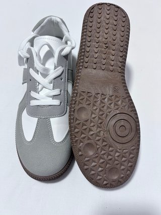 Zapatillas deportivas grises y blancas