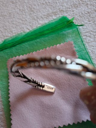 Pulsera plateada con diseño trenzado