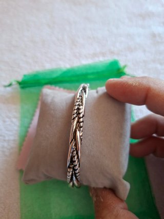 Pulsera plateada con diseño trenzado