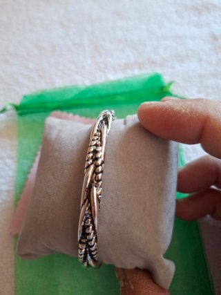 Pulsera plateada con diseño trenzado
