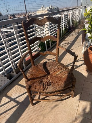 Silla antigua de madera con asiento de yute