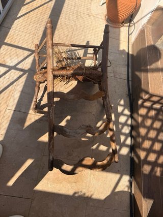 Silla antigua de madera con asiento de yute