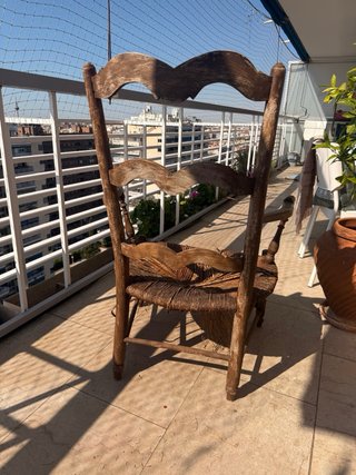 Silla antigua de madera con asiento de yute