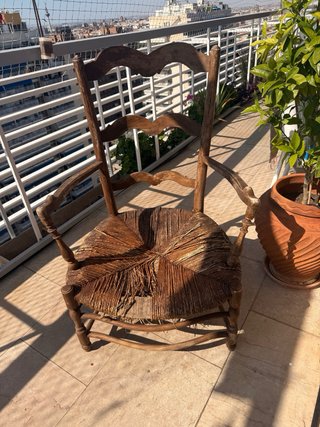 Silla antigua de madera con asiento de yute