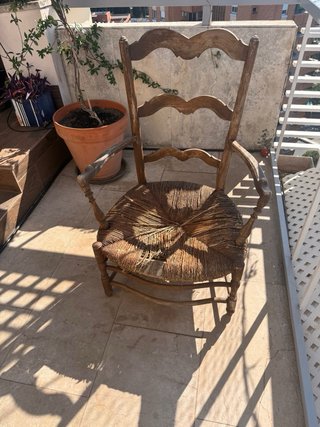 Silla antigua de madera con asiento de yute