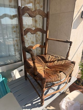 Silla antigua de madera con asiento de yute