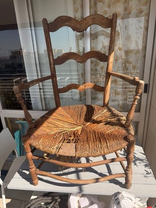 Silla antigua de madera con asiento de yute