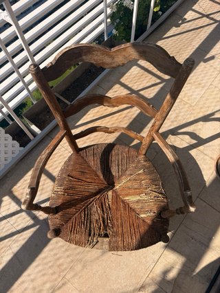 Silla antigua de madera con asiento de yute