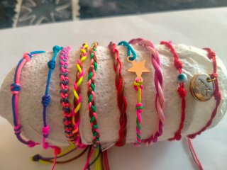 Pulseras trenzadas azul y rojo Echa a mano