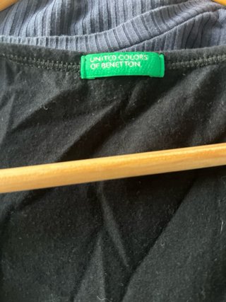Camiseta larga negra Benetton con mensaje