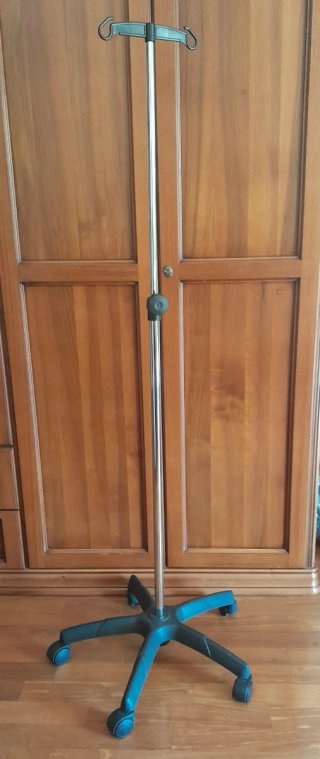 Asta porta flebo con ruote
