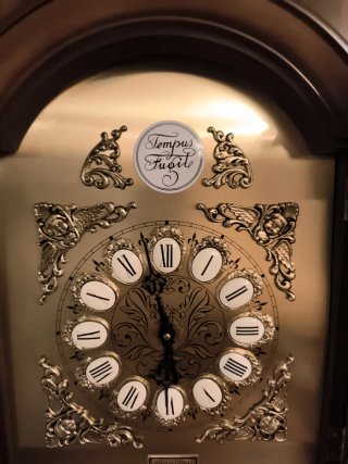 Reloj de pie antiguo de madera