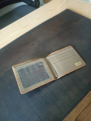 Billetero beige con relieve