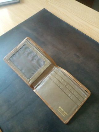 Billetero beige con relieve