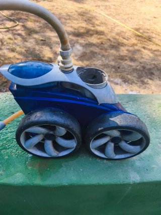 Robot Limpiafondos es de impulsión