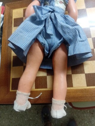 Muñeca antigua de cartón