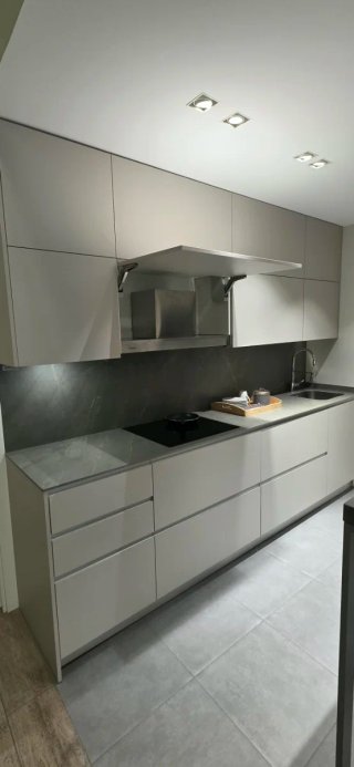 Muebles de cocina, encimera y electrodomésticos.