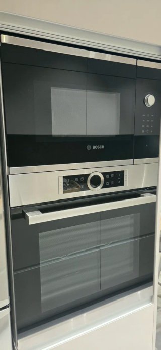 Muebles de cocina, encimera y electrodomésticos.