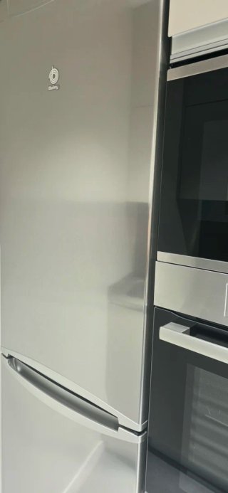 Muebles de cocina, encimera y electrodomésticos.