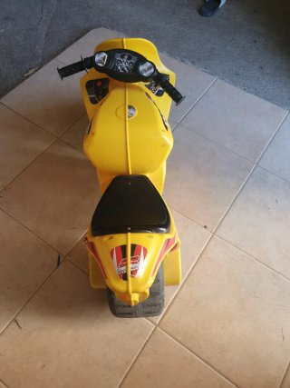 Moto para niños amarilla