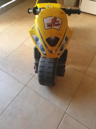 Moto para niños amarilla
