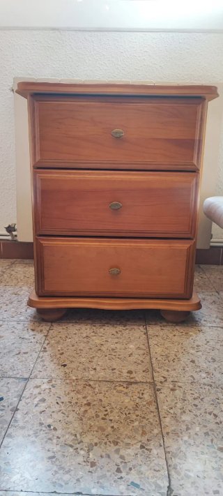 Cabeceros de madera, cómoda y mesilla