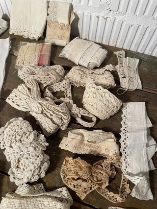 LOTE ENCAJES, BORDADOS Y PUNTILLAS. ANTIGUAS