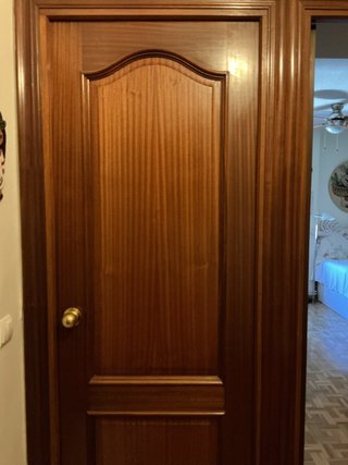 Puertas de madera (habitación y baño)