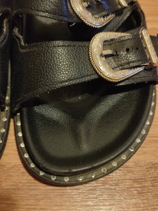 Sandalias negras con hebillas plateadas