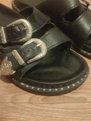 Sandalias negras con hebillas plateadas