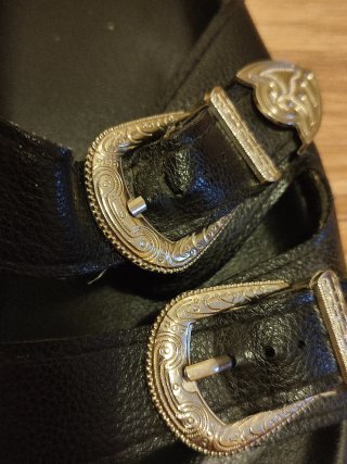 Sandalias negras con hebillas plateadas