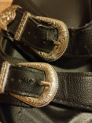 Sandalias negras con hebillas plateadas