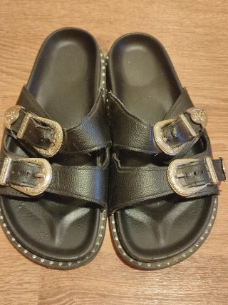 Sandalias negras con hebillas plateadas
