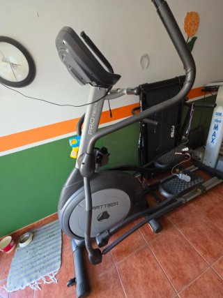 Elíptica de gimnasio. Maquina quema calorías bici