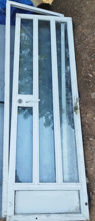 Puerta aluminio blanca con cristales