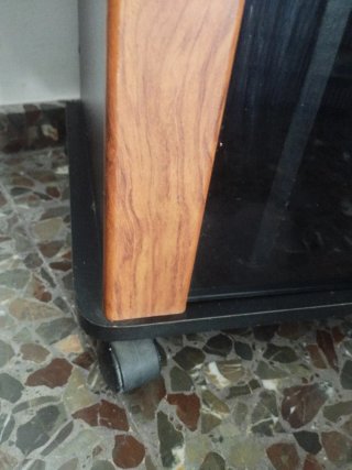 Mueble auxiliar negro y marrón