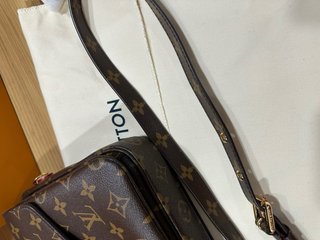 LV Pochette Metis East West Marrón