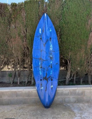 Kayak azul con motor y ruedas