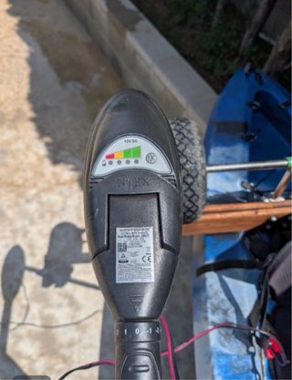 Kayak azul con motor y ruedas