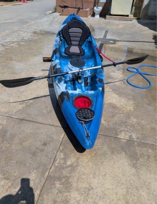 Kayak azul con motor y ruedas