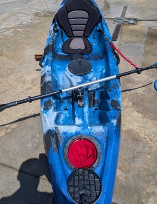 Kayak azul con motor y ruedas