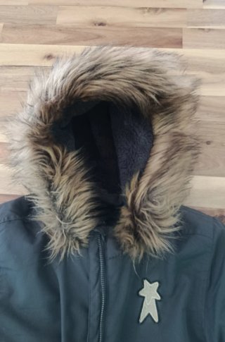 Rompevientos gris con capucha talla 10