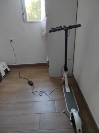 Patinete eléctrico blanco
