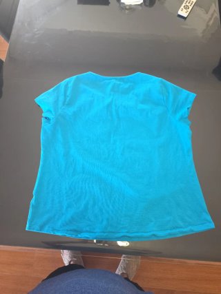 Camiseta mujer azul con flores y mariposas