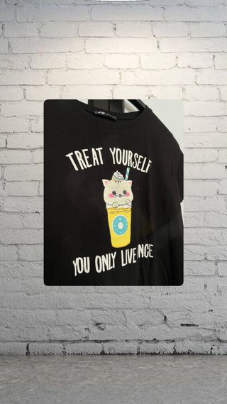 T-shirt New Yorker preta com gato